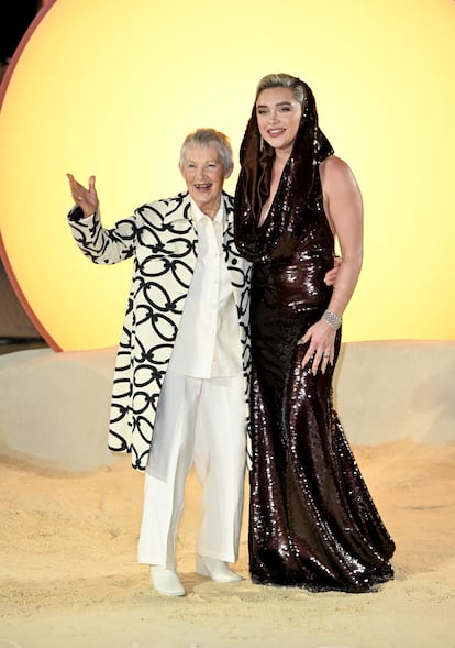 Florence Pugh acompañada de su abuela Pat en la alfombra roja de la presentación de 'Dune', el 15 de febrero de 2024, en Londres (Inglaterra).