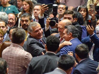 Adán Augusto y 'Alito' Moreno se dan un abrazo en la Cámara de Diputados, el 1 de septiembre.