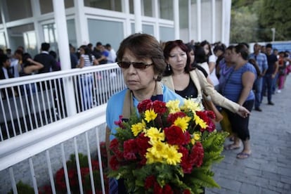 Fila de admiradoras no funeral de Mónica Spear em Caracas.