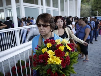 Fila de admiradoras en el funeral de Mónica Spear en Caracas.