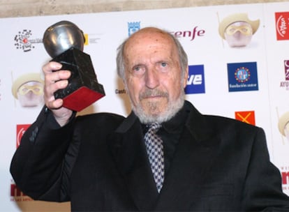 José María Rodríguez Méndez, con el premio Max de Honor, en 2005, en Guadalajara.