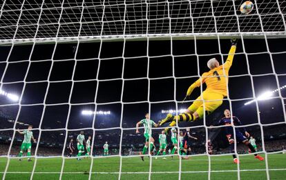 Joel Robles, portero del Betis, despeja un disparo a la portería.