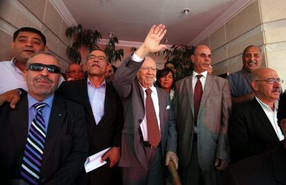 El l&iacute;der del partido tunecino Nida Tounes, Beji Caid Essebsi (centro), saluda tras conocerse el pasado martes los resultados preliminares de las elecciones legislativas que le otorgan la victoria. 