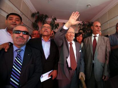 El l&iacute;der del partido tunecino Nida Tounes, Beji Caid Essebsi (centro), saluda tras conocerse el pasado martes los resultados preliminares de las elecciones legislativas que le otorgan la victoria. 