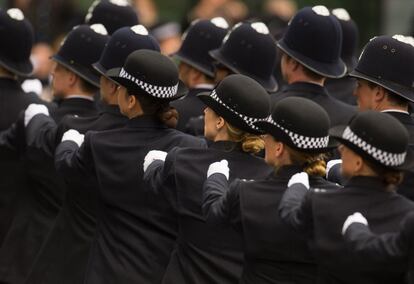 Los nuevos oficiales de policía durante su desfile de graduación en la Academia de Policía de Hendon, en Londres, Inglaterra.
