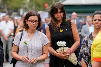 La expresidenta del Parlament, Laura Borràs (derecha), ha acudido al acto de homenaje a las víctimas del 17-A pese a estar suspendida como presidenta del Parlament por su causa judicial sobre corrupción.