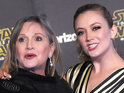 La actriz Carrie Fisher y su hija Billie Lourd en una premiere de 'La guerra de las galaxias en California, en 2015.