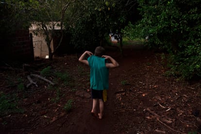 Gonzalo, de siete años, nieto de Lidia Correa, hace mandados en su barrio de Cuatro Bocas.