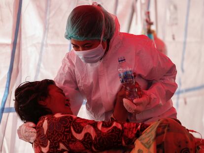 Una enfermera atiende a una paciente de coronavirus en un hospital en Bekasi, este miércoles.