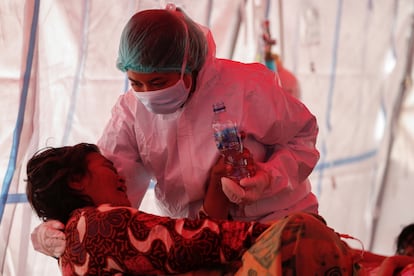 Una enfermera atiende a una paciente de coronavirus en un hospital en Bekasi, este miércoles.
