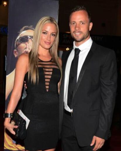 Reeva Steenkamp y Oscar Pistorius, en un evento pocos días antes del suceso que acabaría con la vida de la modelo.