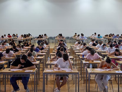 TALAVERA DE LA REINA (TOLEDO), 12/06/2023.- Estudiantes momentos antes de la prueba EVAU en Talavera de la Reina. Muchos estudiantes que se enfrentan desde este lunes a las pruebas de la Evaluación de Acceso a la Universidad (EVAU) en Castilla-La Mancha pensaban que en Historia de España, el primer examen, les caería Primo de Rivera, y así ha sido: con nervios entre el alumnado y los vigilantes y con Primo de Rivera como comentario ha arrancado la Selectividad. EFE/ Manu Reino