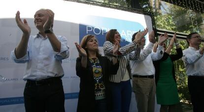 Alberto Fabra, junto a Soraya S&aacute;enz de Santamar&iacute;a, Mercedes Alonso y Jos&eacute; Ciscar, entre otros, en el mitin de Elche.