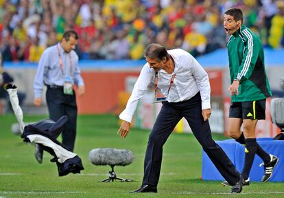 El seleccionador portugués, Carlos Queiroz, lanza su chaqueta al suelo durante el partido.