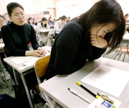 Estudiantes surcoreanos en un examen de acceso a la universidad en Seúl.