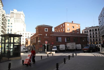 La plaza de los Mostenses, vista desde la calle de García Molinas, que la conecta con Gran Vía.