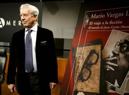 Vargas Llosa durante la presentación de su libro sobre Onetti