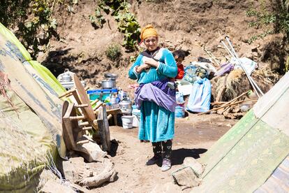 Una mujer posa con un niño en el campamento improvisado de Amndar, la localidad más alta del valle (2.100 metros). 