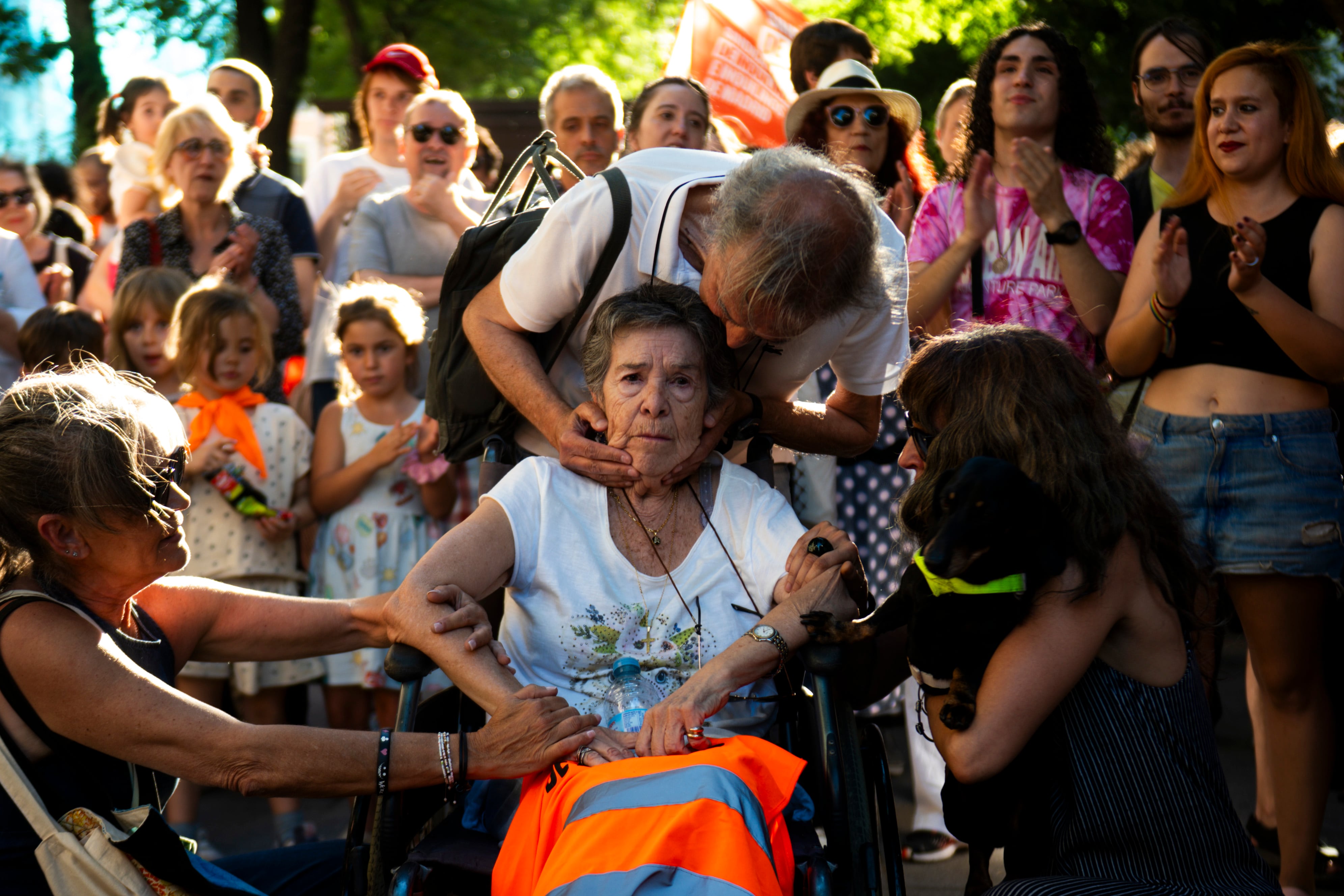 Los vecinos de Retiro se vuelcan con Maricarmen, de 87 años: “Nos encontramos de la noche a la mañana en la calle”