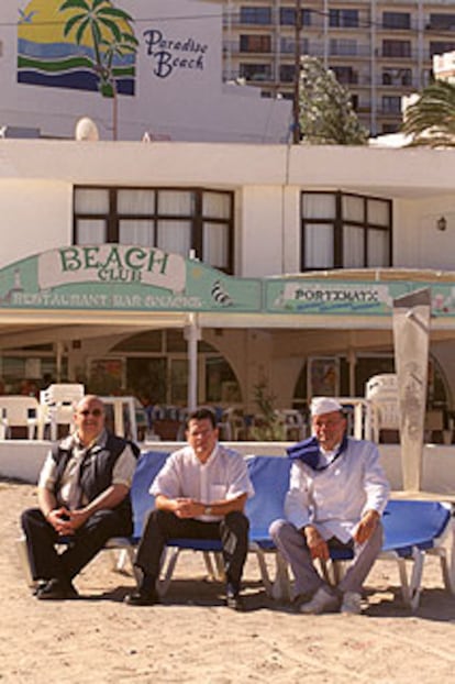Antonio Álvarez, Juan José Terrón y Alfredo Vargas, recepcionista, director y cocinero de Paradise Beach.