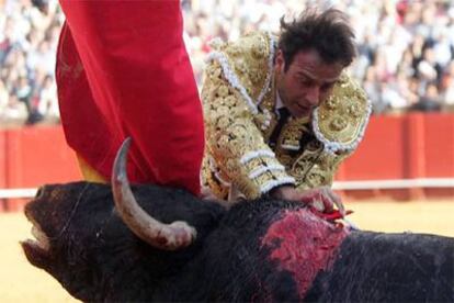 Enrique Ponce entra a matar a su primer toro.