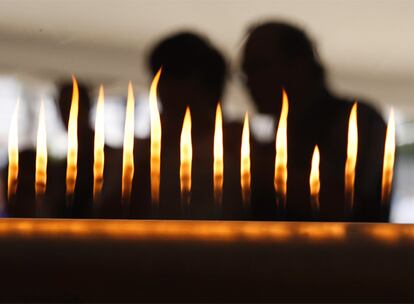 Dos personas observan el experimento del Tubo de Ruben que hace bailar al fuego al son de la msica, ayer en el Parque de las Ciencias de Granada.