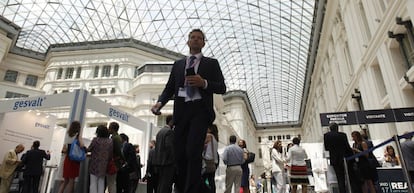 Asistentes al salón inmobiliario Realty Spain en el Palacio de Cibeles de Madrid.