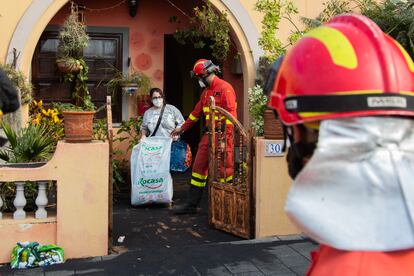 Efectivos del segundo batallón de la Unidad Militar de Emergencias (UME), durante una recogida de enseres en la zona de viviendas San Borondón, en La Palma.