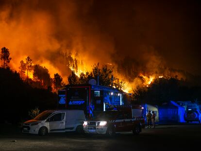 Trabajos de extinción del fuego en Ribas de Sil, la madrugada del martes.