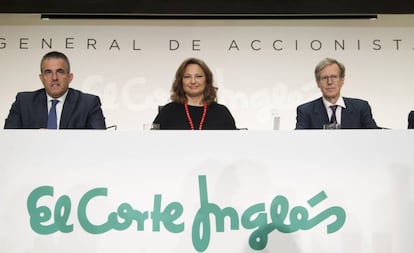 Antonio Hernández-Gil, a la derecha, junto a la presidenta de El Corte Inglés, Marta Álvarez, y el consejero delegado, Víctor del Pozo, en la junta de accionistas de 2019.