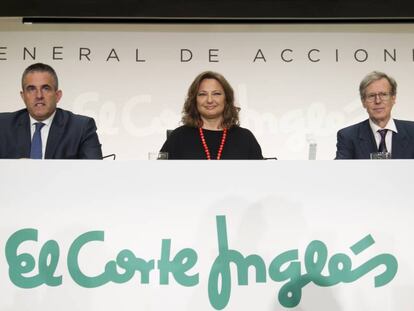 Antonio Hernández-Gil, a la derecha, junto a la presidenta de El Corte Inglés, Marta Álvarez, y el consejero delegado, Víctor del Pozo, en la junta de accionistas de 2019.