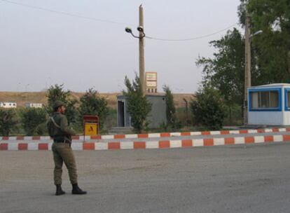 El puesto fronterizo de Josraví donde un soldado iraní custodia el paso cerrado entre Irán e Irak.