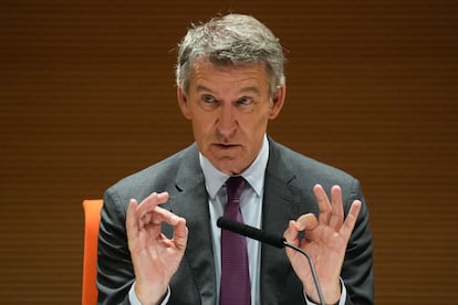 El presidente del PP, Alberto Núñez Feijóo, pronuncia la conferencia 'Una España que vuelva a funcionar', este martes en el Colegio General de Economistas, en Madrid.