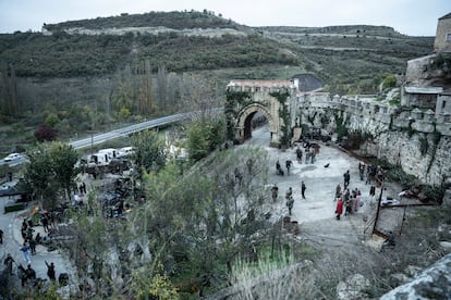 El portón construido para 'The Walking Dead: Daryl Dixon', en Sepúlveda.
