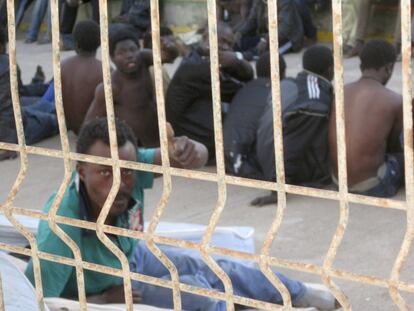 Uno de los subsaharianos recién llegados al Centro de Estancia Temporal de Inmigrantes (CETI) donde son atendidos con comida y ropa por el personal del centro y por Cruz Roja.