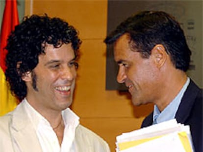 El ministro Juan Fernando López Aguilar (derecha) y Pedro Zerolo.
