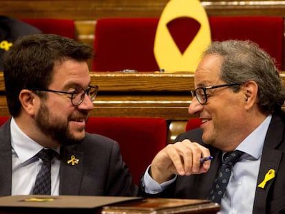 El president de la Generalitat, Quim Torra, parla amb el vicepresident del Govern Pere Aragonès.