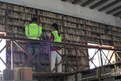 Guardias civiles revisan la biblioteca del seminario de Cuenca para el recuento de los libros sustraídos.