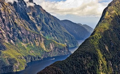 Panorámica del fiordo Milford Sound en la Isla Sur de Nueva Zelanda.