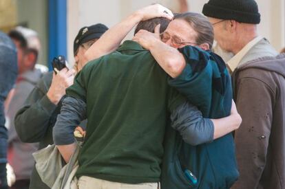 Familiares de las v&iacute;ctimas en el tiroteo ocurrido en una escuela de secundaria en Sparks (Nevada). 
