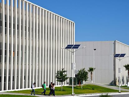 Alumnos de la facultad de Arquitectura de la Universidad Autónoma de Coahuila caminan por el campus, en enero de 2017.