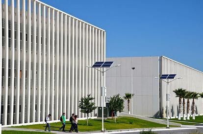 Alumnos de la facultad de Arquitectura de la Universidad Autónoma de Coahuila caminan por el campus, en enero de 2017.