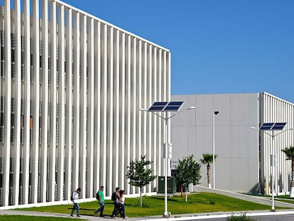 Alumnos de la facultad de Arquitectura de la Universidad Autónoma de Coahuila caminan por el campus, en enero de 2017.