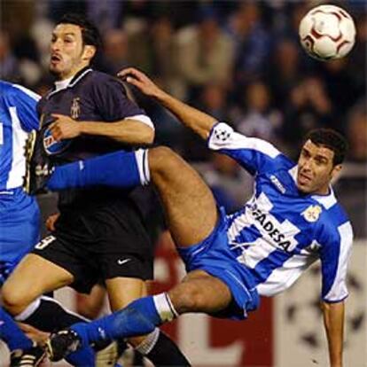 Naybet disputa un balón con el italiano Gianluca Zambrotta.