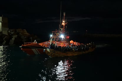 Traslado al puerto de la Restinga (El Hierro) de un cayuco el pasado viernes.