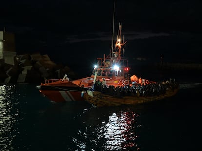 Traslado al puerto de la Restinga (El Hierro) de un cayuco el pasado viernes.