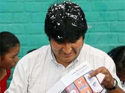 El presidente Evo Morales enseña una papeleta ayer en El Chapare.