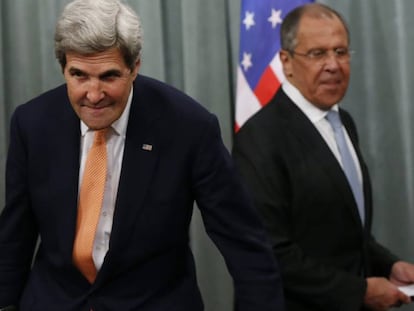 Sergei Lavrov, a la derecha, junto a John Kerry en la rueda de prensa que han ofrecido este viernes en Mosc&uacute;.