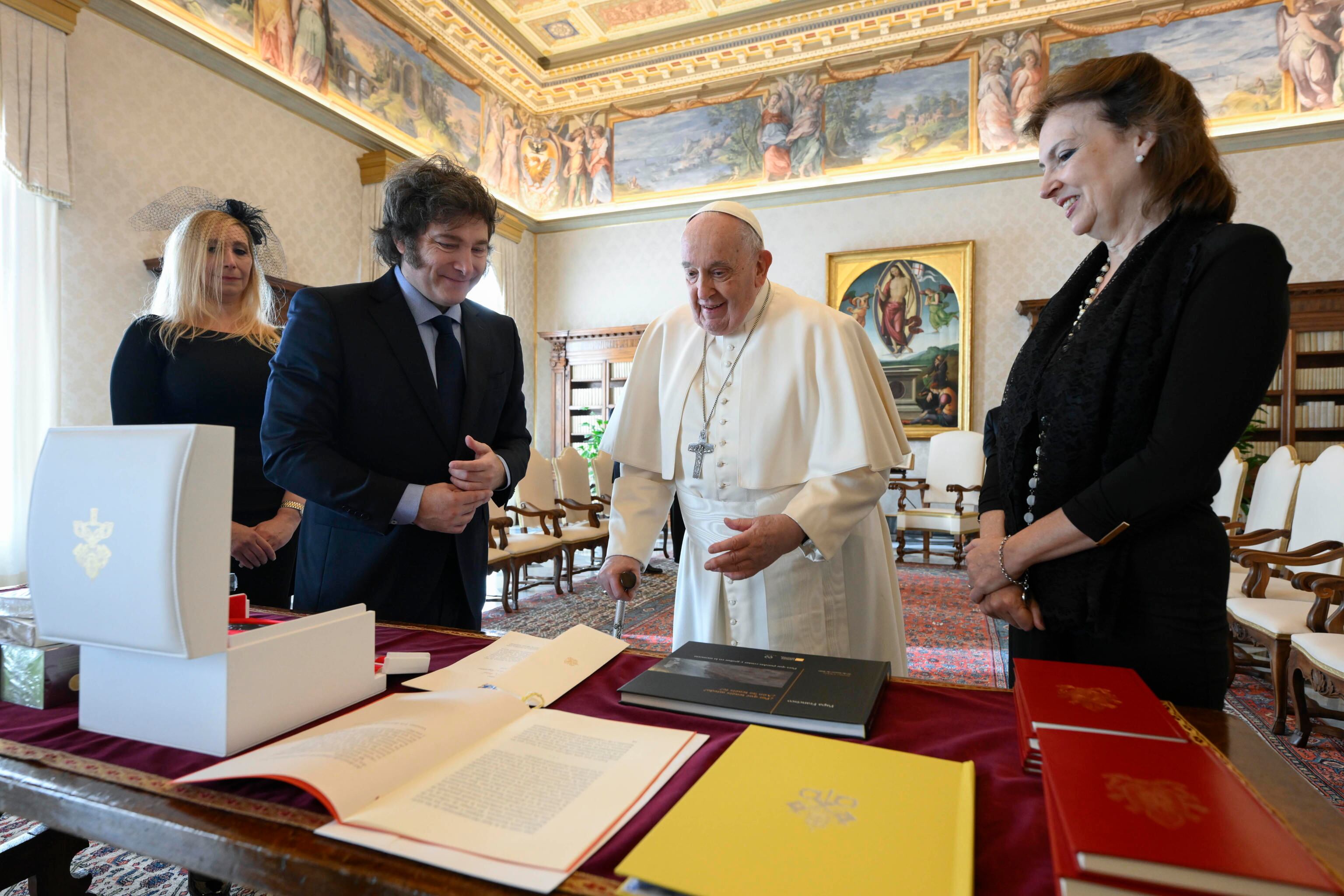 El papa Francisco conversa con el presidente argentino, Javier Milei, acompañado por su hermana Karina (a su derecha) y la ministra de Exteriores, Diana Mondino. 