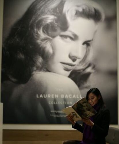 Una retrato de Lauren Bacall abre la exposición.